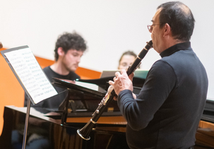 Des musiciens jouent dans la salle Jean-Richard Bloch de la médiathèque François-Mitterrand.